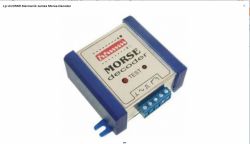 Zdjęcie dekodera Morse'a z etykietą i złączem.