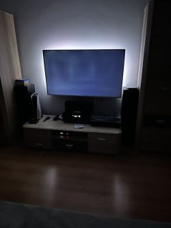 Telewizor z białymi plamami na ekranie