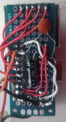 Zbliżenie na prototyp elektronicznego termometru na płytce uniwersalnej