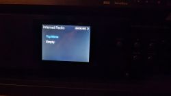 Ekran odtwarzacza sieciowego z komunikatem Internet Radio, wyświetla Top Menu i Empty.