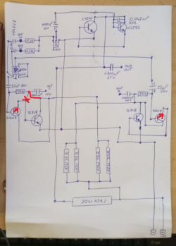 Schemat ręcznie rysowanego wzmacniacza audio z oznaczeniami elementów.