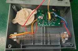 Wnętrze urządzenia do kasowania pamięci EPROM z promieniami UV, lampa F4T5GL.