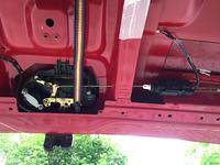 VW T5 2010r - Montaż uniwersalnego siłownika w tylnej klapie