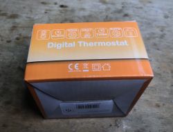 KHY609 Thermostat Box Box of KHY609 thermostat with function icons and certifications.