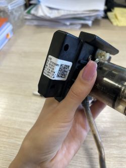 Osoba trzyma część ekspresu do kawy DeLonghi w dłoni.
