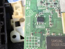 Zbliżenie na płytkę drukowaną z różnymi komponentami elektronicznymi.