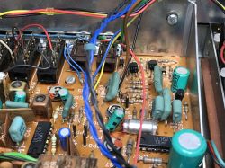 Wnętrze tunera ZRK T-7010 z widocznymi podzespołami elektronicznymi i przewodami.