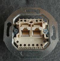 Berker LAN Socket Connection: Steps for Properly Connecting Wires with Knife Clamps & Insulation