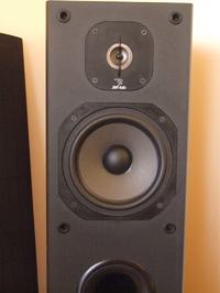 Czy ktoś rozpozna co to za kolumny na podstawie fotografi ?