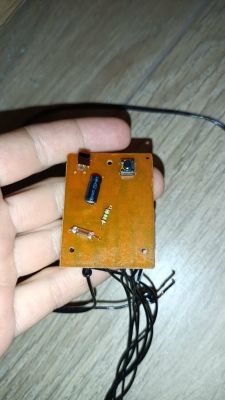 Sterownik lampek choinkowych z widocznymi elementami elektronicznymi