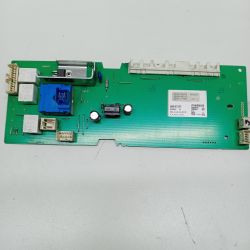 Zielona płytka drukowana modułu elektronicznego pralki z widoczną tabliczką znamionową i podzespołami.