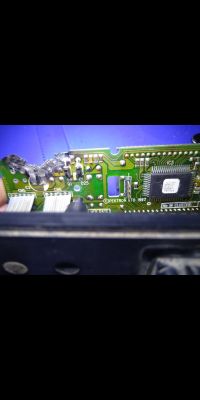Uszkodzona płytka PCB z nadpalonym laminatem i brakującymi elementami