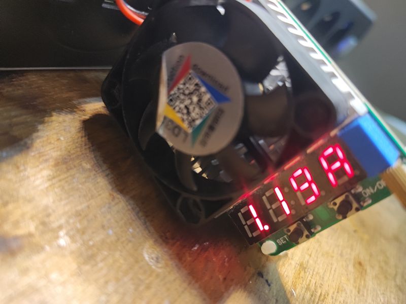 Przedłużacz/listwa 2m 4 gniazda i 3 USB za 35 zł o tajemniczej wydajności prądowej