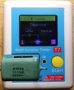Ujemna wartość ESR w kondensatorze stałym 22µF/250V - pomiar, przyczyny i możliwe konsekwencje