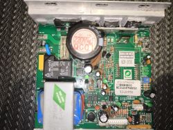 Zdjęcie płytki drukowanej z elementami elektronicznymi, w tym kondensatorami i tranzystorami.