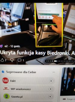Zbliżenie ekranu komputera z czcionką wyglądającą jak z maszyny do pisania