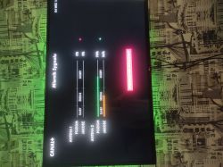 Ekran telewizora z menu dekodera pokazujący poziomy sygnału antenowego.