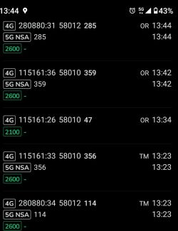 Zrzut ekranu z telefonu z listą parametrów sieci 4G i 5G NSA oraz czasem i stanem baterii