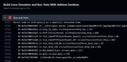 Fragment logu AddressSanitizer wykrywający wyciek pamięci podczas automatycznego testu na Githubie.