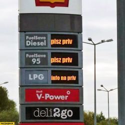 Totem stacji Shell z cenami paliw zastąpionymi napisami „pisz priv” i „info na priv”.