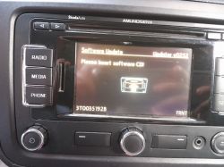 Autoradio-Bildschirm mit einer Aufforderung zur Software-Aktualisierung.