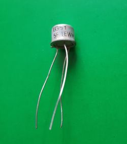 Metal-cased transistor with three leads on a green background, labeled “TG51” and “TEWA”.