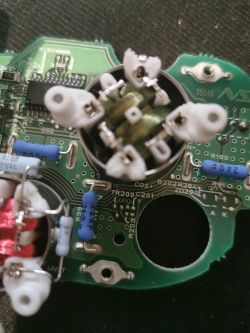 Problem z obrotomierzem w Hondzie CBF600N - poszukiwany silniczek krokowy, tuleja luźna