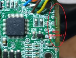Zbliżenie płytki PCB z układem scalonym i czerwonym owalem wskazującym obszar „dwie przelotki?”