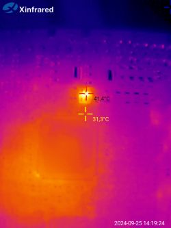 Termowizyjne zdjęcie płytki elektroniki z zaznaczonym punktem o temperaturze 41,4°C.