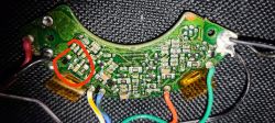Płytka drukowana z układem elektronicznym i zaznaczeniem kondensatora
