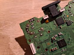 Zbliżenie na płytkę drukowaną z różnymi komponentami elektronicznymi.