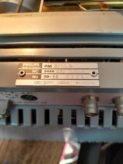 Tabliczka znamionowa oscyloskopu Philips PM 3233 G z danymi zasilania i numerem seryjnym