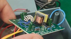 Płytka drukowana z elementami elektronicznymi