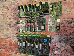Zestaw starych modułów elektronicznych leżących na kolorowym dywanie