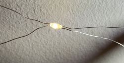 Światełko LED typu fairy lights włączone na tle ściany