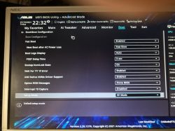 Ekran UEFI BIOS Utility w trybie zaawansowanym na komputerze ASUS