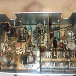 Zdjęcie wnętrza urządzenia elektronicznego z widocznymi elementami obwodu.