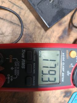 Pomiar częstotliwości 179,3 Hz na mierniku cęgowym True RMS