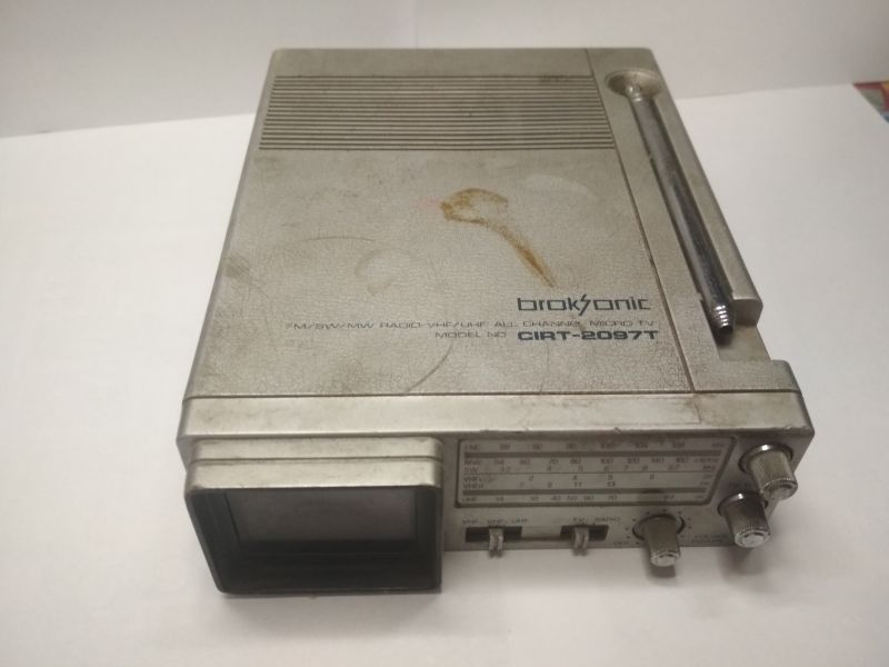 Przenośny mini telewizor Broksonic CIRT-2097T z wbudowanym radiem.