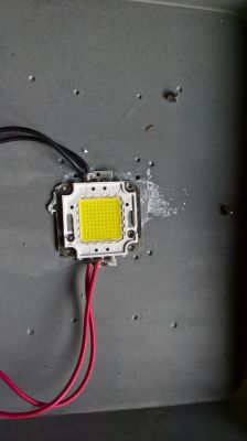 Lampa LED zewnętrzna - świeci tylko część matrycy, co robić?
