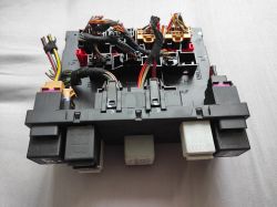 Moduł elektroniczny z wieloma kolorowymi przewodami