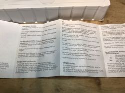 Instrukcja obsługi powerbanku WPBWE1 na drewnianym blacie