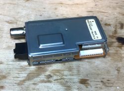 Moduł elektroniczny na drewnianej powierzchni.