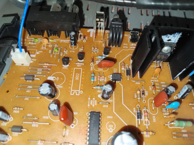 Wnętrze płyty głównej telewizora kineskopowego Daewoo K14C5GT z widocznymi komponentami elektronicznymi.