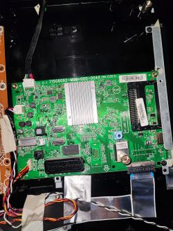 Płyta elektroniczna z różnymi komponentami i podłączonymi kablami.