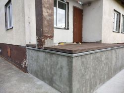 Naprawa posadzki tarasu: zastosowanie zaprawy wyrównującej Nivoplan Mapei i desek kompozytowych
