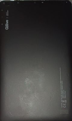 Tył czarnego tabletu marki Qilive z widocznym logo oraz informacjami technicznymi na obudowie.
