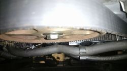 Pasek rozrządu w silniku 1.8T wystający poza krawędź koła zębatego o około 1 mm.