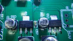 Nahaufnahme von elektronischen Bauteilen auf einer Leiterplatte mit den Beschriftungen 1, 2 und 3.