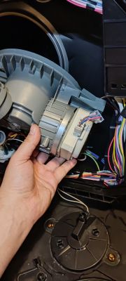 Zmywarka Amica ZIM 629E - Napęd buczy/ wpada w rezonans